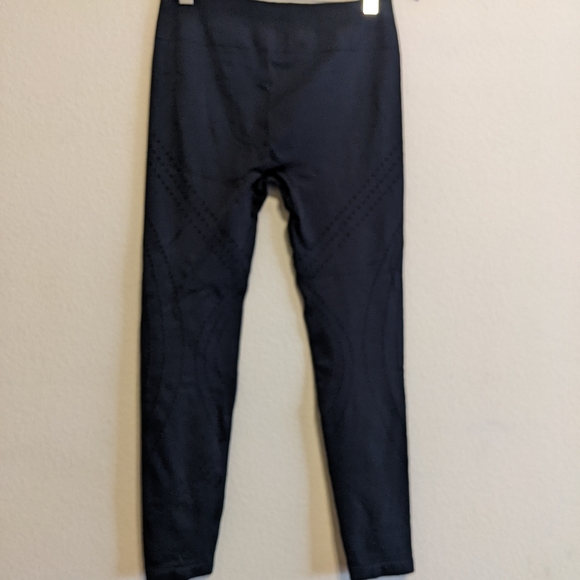 Peach Brand Black Laser Cut high waisted Leggings Size XLarge. EUC - Picture 3 of 5